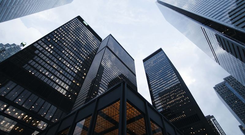 Fachada de edifício corporativo moderno visto de baixo