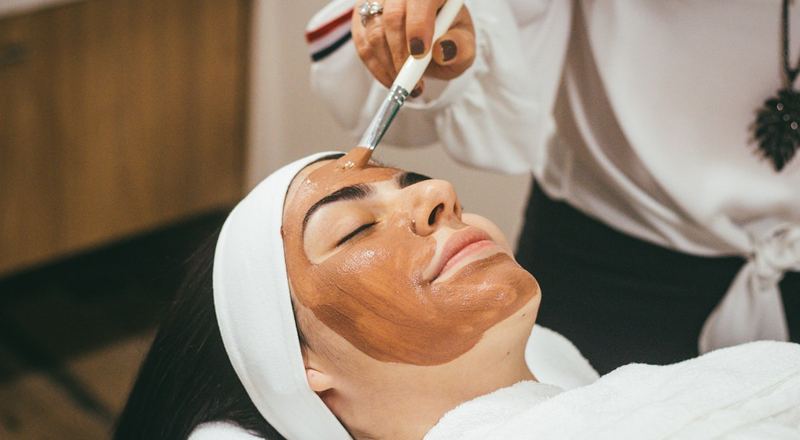 Ambiente de clínica de estética preparado para atendimento