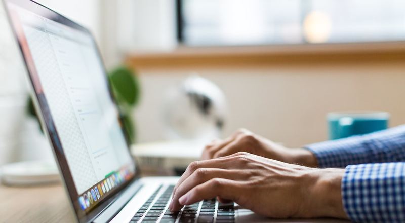 Telefone corporativo sobre mesa de escritório